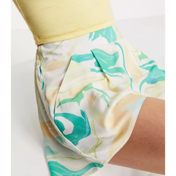 NWT ASOS | High Rise Printed Shorts - Picture 4 of 8